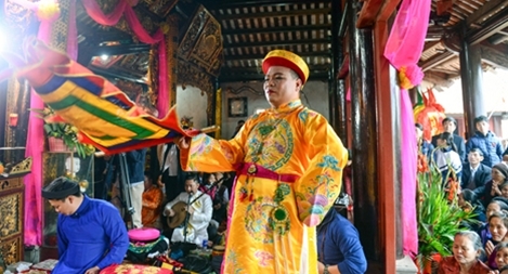 Hàng ngàn người đổ về khai hội đền Phúc Khánh, Lào Cai