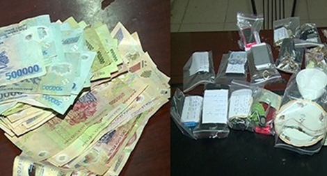 Phá ổ nhóm cờ bạc thu giữ súng cùng nhiều dao, kiếm