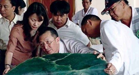 Dân nghèo đào ngọc bích, dính HIV