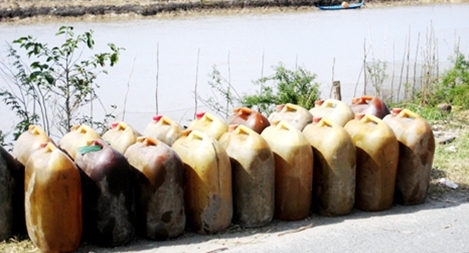 Phát hiện kho xăng dầu lậu giữa khu dân cư