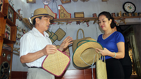 Lão nông “biến” cây cỏ bàng thành hàng thủ công mỹ nghệ