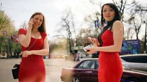 “Tây” già mê gái Ukraine