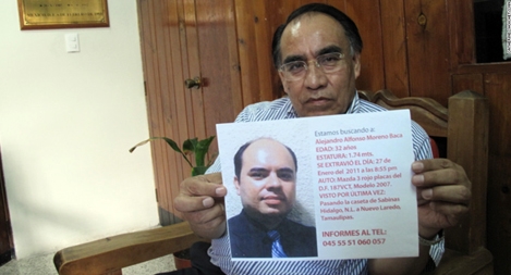 Bắt tay với quan chức 