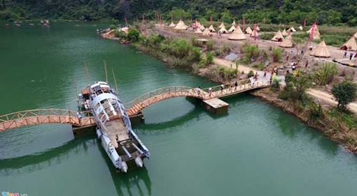 Cận cảnh ngôi làng của thổ dân trong phim Đảo đầu lâu