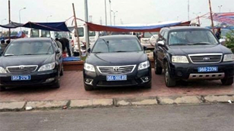 Kiểm tra thông tin “1 Sở có 6 Phó giám đốc”, “dùng xe công đi lễ chùa”