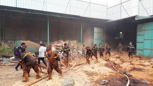 Xúc động hình ảnh quả cảm của những người lính chữa cháy