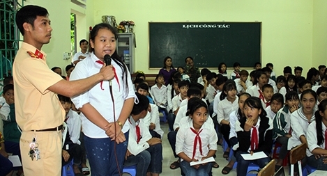 Mang kiến thức ATGT đến với học sinh vùng sâu