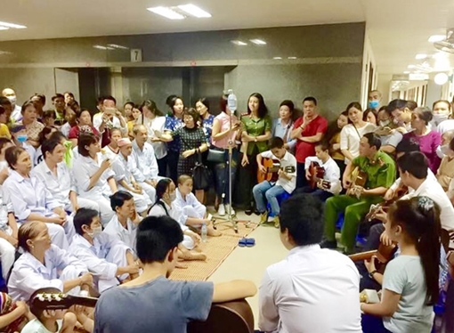 Đại úy Công an đem “bữa tiệc” âm nhạc tới người bệnh