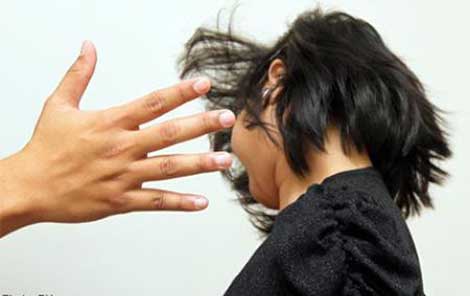 Thầy giáo bị thôi việc vì tát học sinh ngay trên sân trường