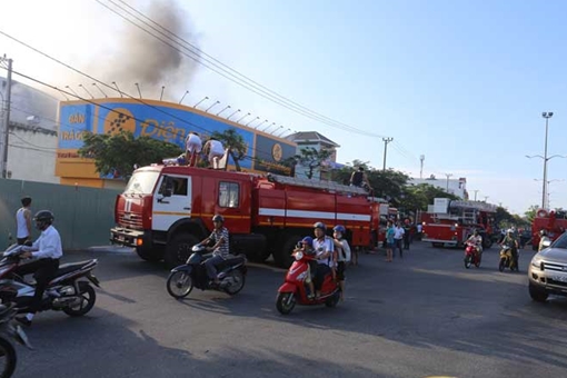 Siêu thị Điện máy Xanh bốc cháy ngùn ngụt