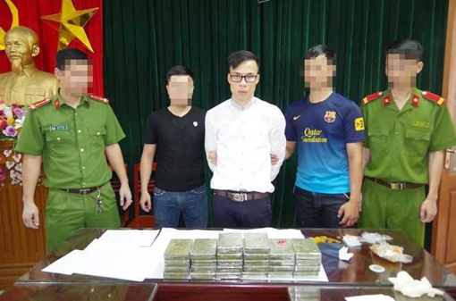 Bắt quả tang nam thanh niên giấu 26 bánh heroin dưới ghế ôtô