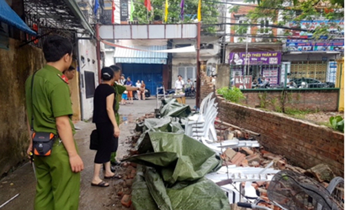 Tường rào đổ sập sau cơn mưa, bé trai 7 tuổi tử vong