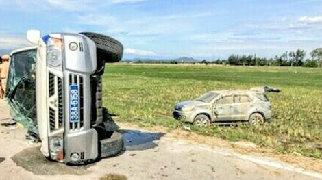 Fortuner quá tốc độ bỏ chạy chèn lật xe CSGT