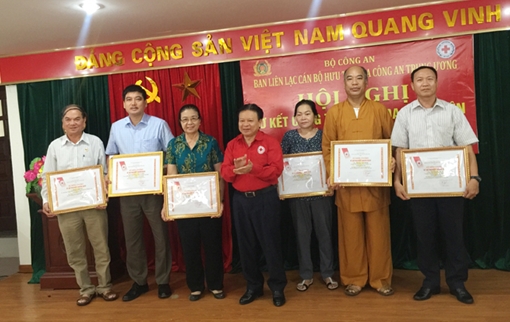 6 tháng đầu năm, trao hơn 1 tỷ đồng tiền từ thiện