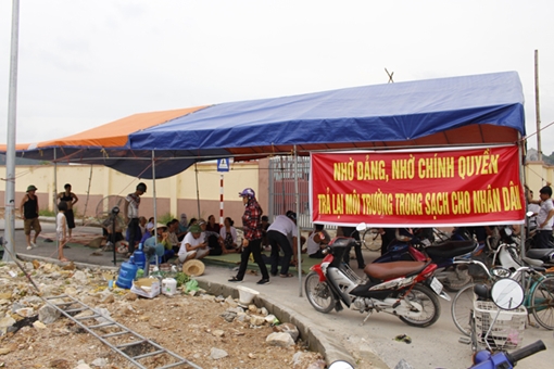 Người dân lập chốt chặn xe vào bãi rác ở Hải Phòng