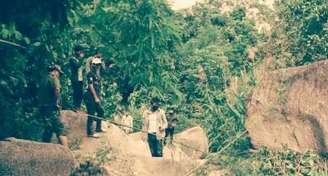 Người phụ nữ lõa thể tử vong bất thường bên khe núi