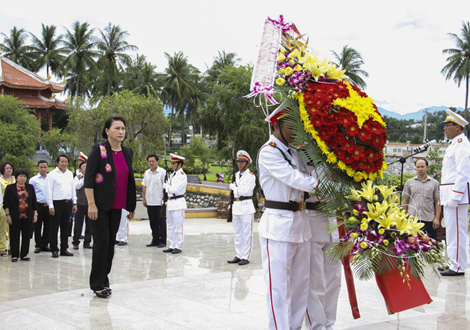 Chủ tịch Quốc hội Nguyễn Thị Kim Ngân dâng hương nghĩa trang liệt sỹ