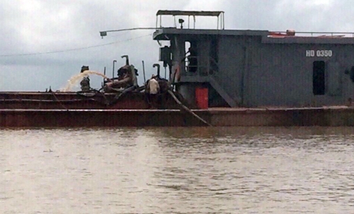 Rừng phòng hộ đang bị đe dọa