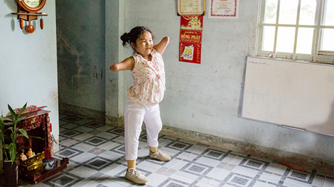 Nghẹn lòng xem cuộc sống hàng ngày của cô bé không tay chân