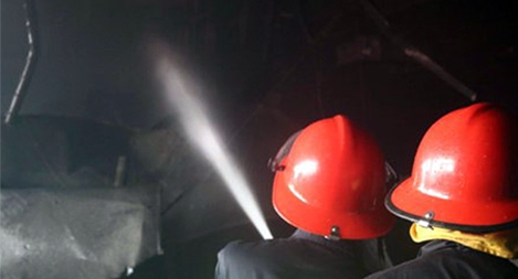 Giải cứu hàng trăm công nhân trong đám cháy kinh hoàng