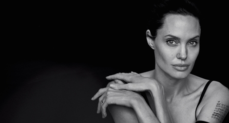 Angelina Jolie rắc rối với “trò chơi tiền mặt”