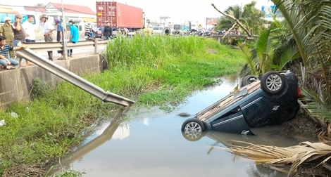 Va chạm xe đầu kéo, xe ô tô 7 chỗ lao xuống kênh rồi lật ngửa