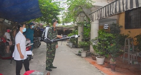 Hà Nội huy động tổng lực phun hóa chất diệt muỗi