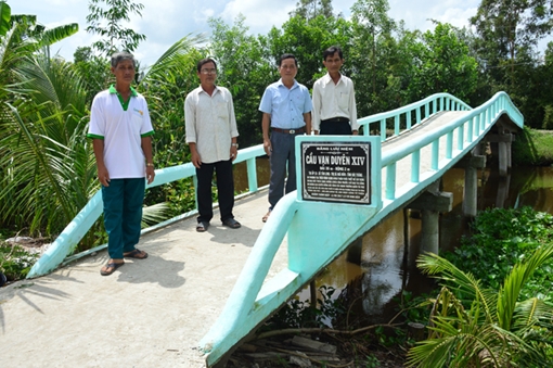 Lão nông miền Tây xây cầu từ thiện