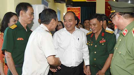 Thủ tướng thăm Xí nghiệp thương binh Quang Minh