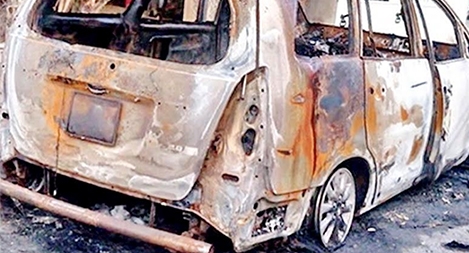 30 đối tượng hỗn chiến trong đêm, xe 7 chỗ bị thiêu rụi