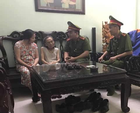 Công an phường giúp đỡ cụ bà 91 tuổi bị lạc đường trong cơn bão