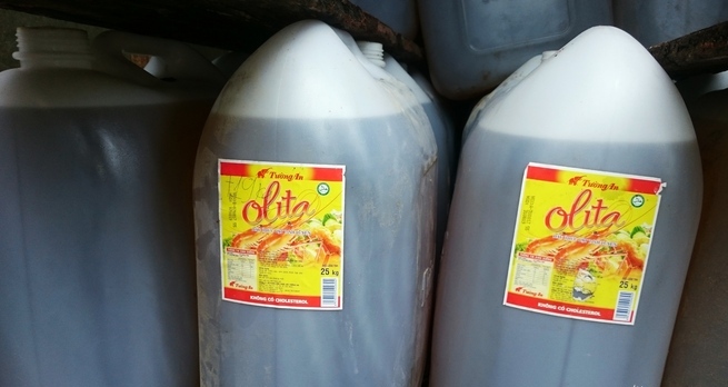 Bắt giữ vụ sang chiết hàng nghìn lít dầu ăn Tường An giả