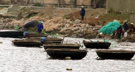 Ngăn chặn việc khai thác hải sản trái phép ở cảng biển Chân Mây