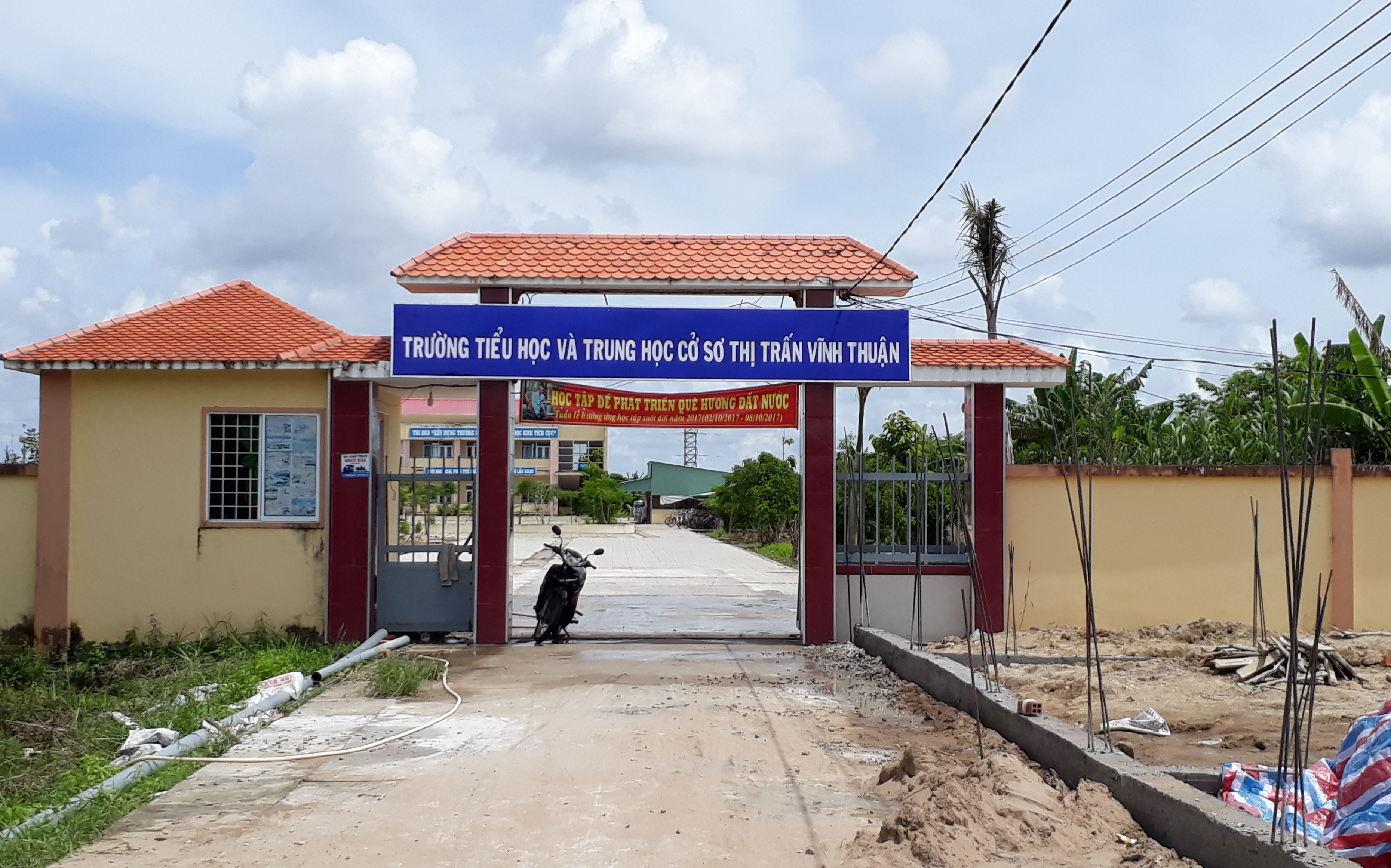 Thông tin tiếp vụ “khóa cổng trường, phản đối di dời học sinh”