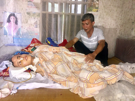 Khốn khổ nuôi vợ tâm thần và con trai nằm liệt giường