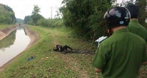 Thi thể nam thanh niên cháy đen bên bờ kênh