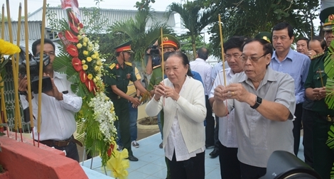 Xúc động lễ tưởng niệm đồng bào tử nạn trong bão Linda 20 năm trước