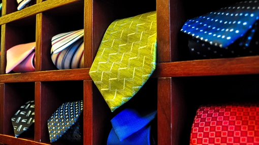 Khaisilk: Đôi tất rách bên trong đôi giày xịn