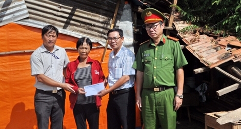 Báo CAND và Công ty Duy Lợi: Sẻ chia nỗi đau với người dân sau cơn bão số 12