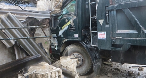 Container nổ lốp đâm sập nhà dân, một người tử vong