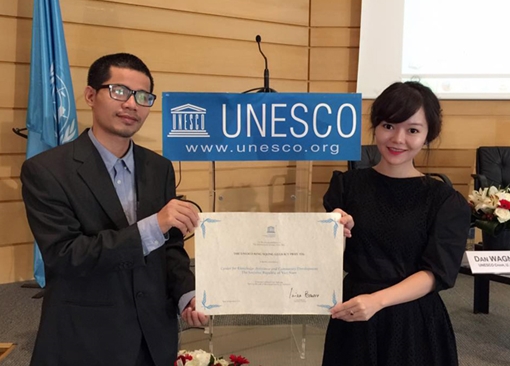 Cõng” sách về nông thôn cho trẻ em nghèo