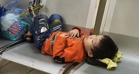 Bé trai 3 tuổi bị bỏ rơi tại nhà nghỉ