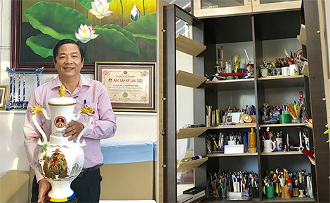 Chuyện về người “yêu bút” ở xứ Trầm Hương