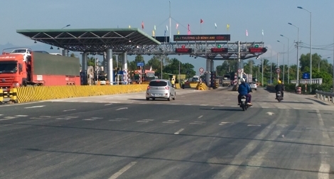 Lái xe dùng tiền lẻ gây ùn tắc BOT Ninh An ở Khánh Hòa