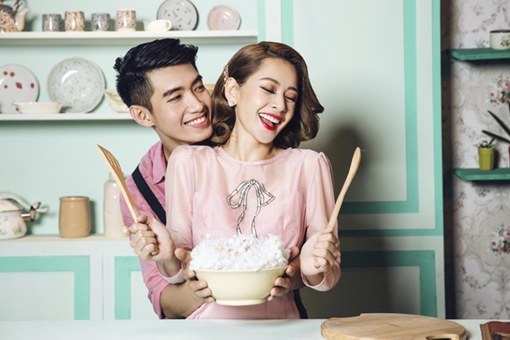 Hotgirl cầm míc có gì mà ầm ĩ thế?