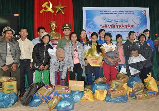 Tặng 414 suất quà Tình nguyện mùa đông