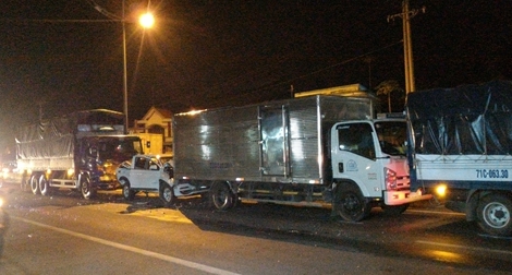 4 ô tô tông liên hoàn trên đường dẫn cao tốc, 5 người thoát chết