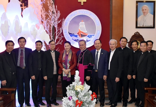 Chủ tịch Quốc hội thăm và chúc mừng đồng bào Công giáo dịp Giáng sinh