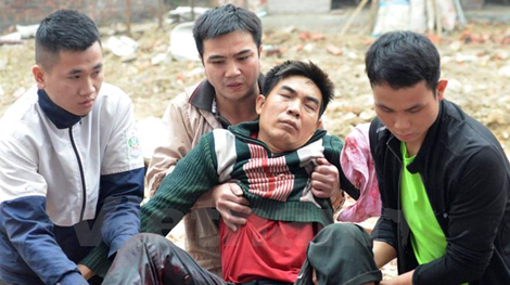 Nghịch đầu đạn, 1 thanh niên bị thương