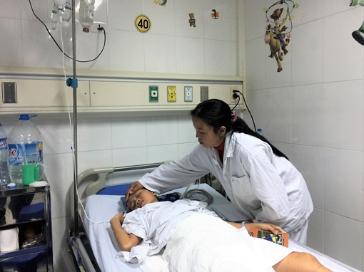 Mong phép mầu đến với bé gái bị tai nạn tàn khốc